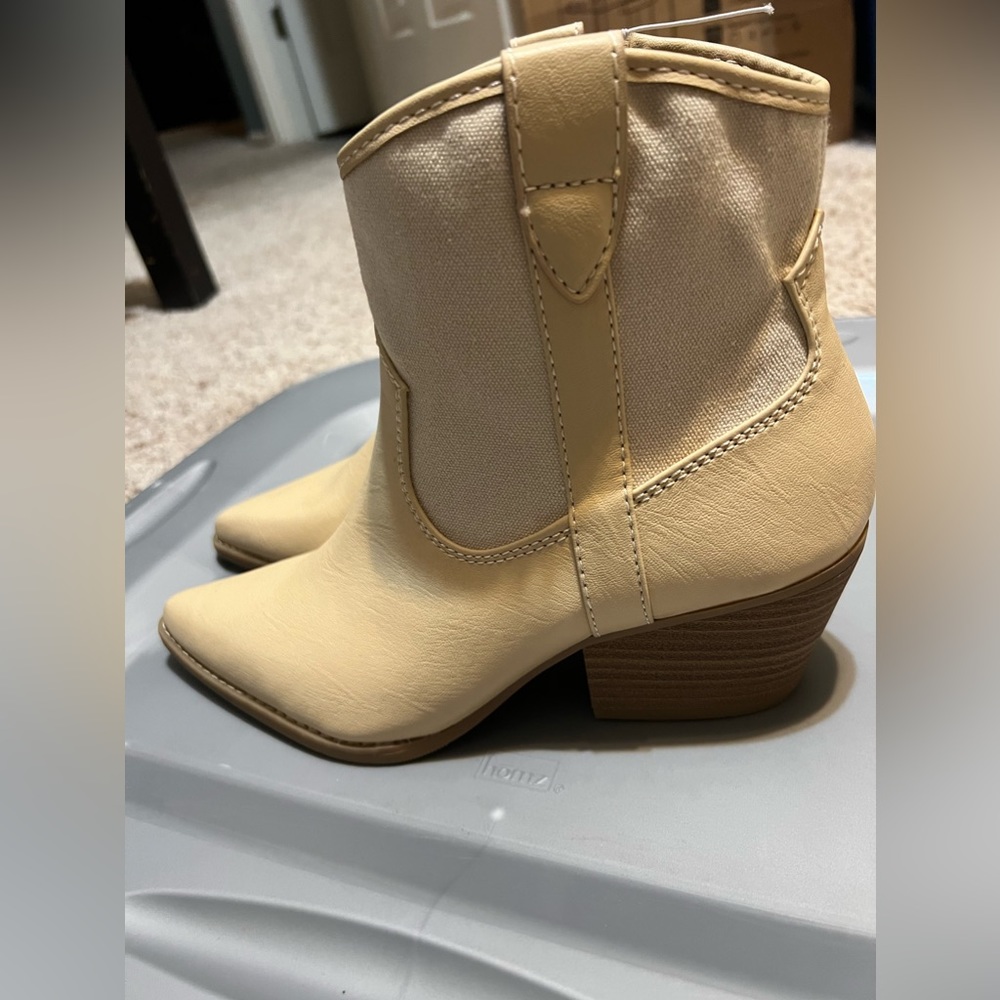 Women’s Universal Thread Tan western ankle boots size 9